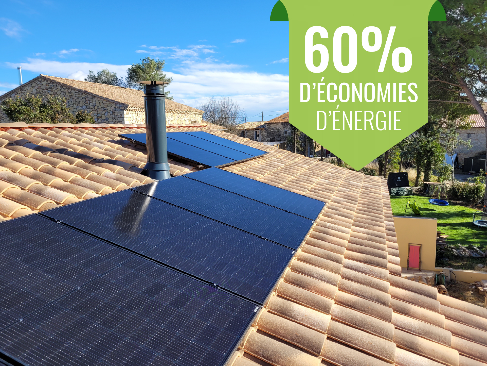 Panneaux solaires posés sur un toit de tuiles ocres avec la mention 60% d'économies d'énergie