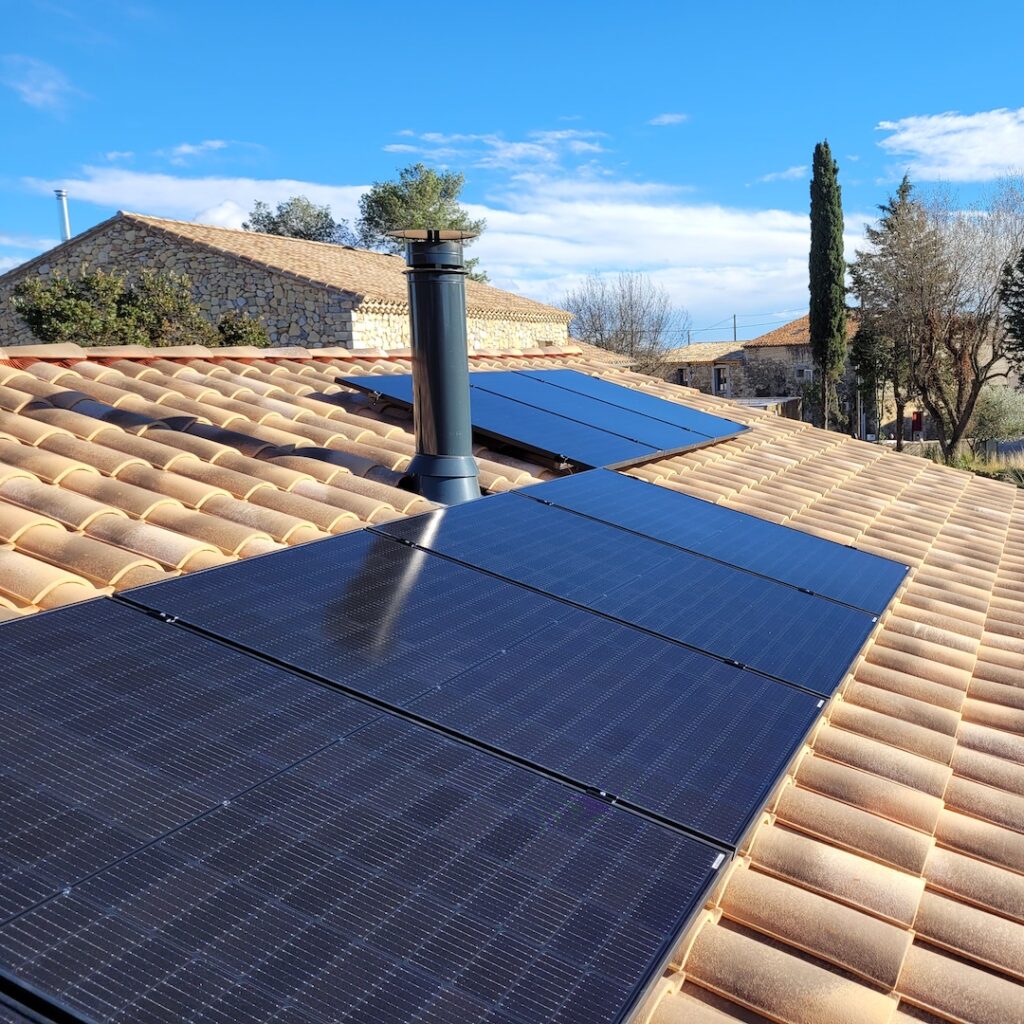 Panneaux solaires posés sur un toit de tuiles pour réaliser des économies d'énergie dans l'hérault.