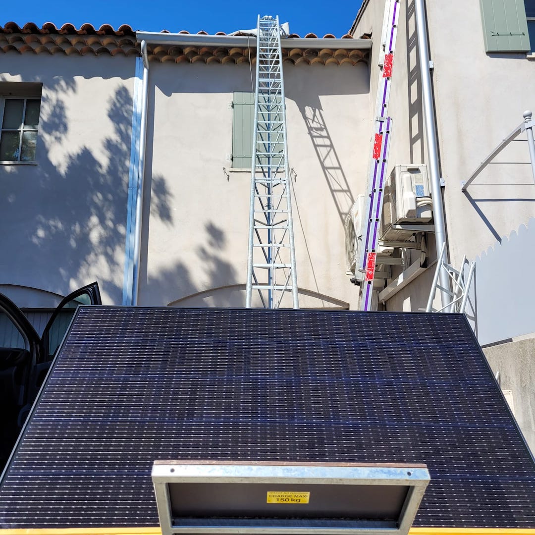Monte charge pour positionner un panneau solaire sur le toit d'une maison et réaliser de économies d'énergie