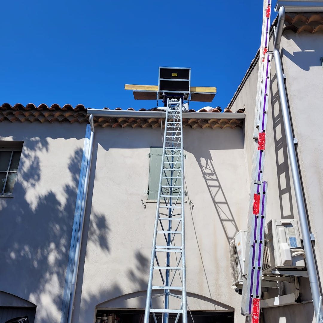 Monte charge pour positionner un panneau solaire sur le toit d'une maison et réaliser de économies d'énergie