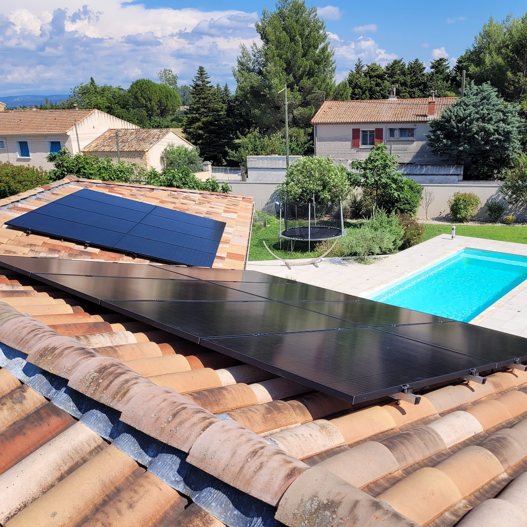 Panneaux solaires posés sur un toit de tuiles pour réaliser des économies d'énergie