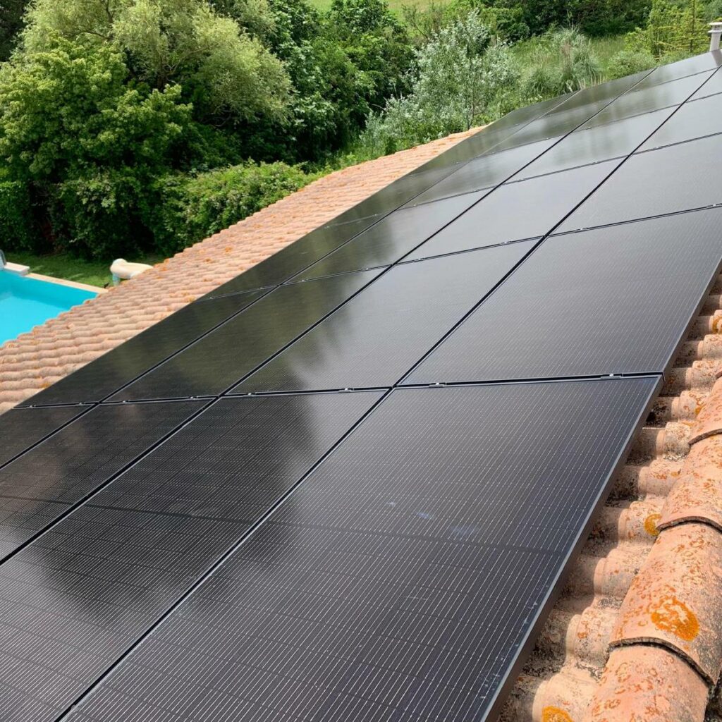Panneaux solaires posés sur un toit de maison pour réaliser des économies d'énergie