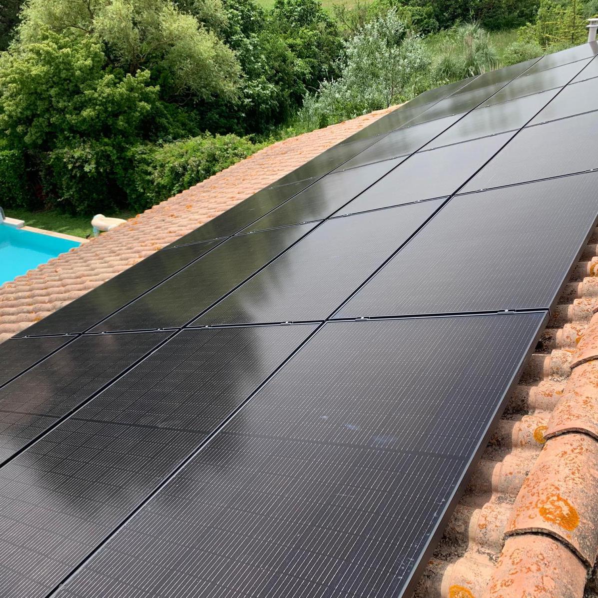 Panneaux solaires posés sur un toit de maison pour réaliser des économies d'énergie